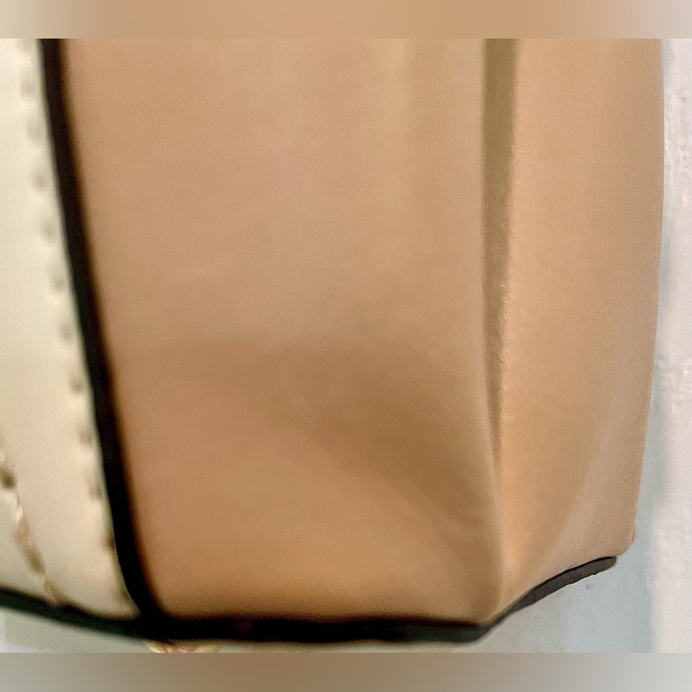 Crossbody Structured Bag Gold Handles Adjustable Strap + Free Bag Charms! NWOT - Picture 8 of 13